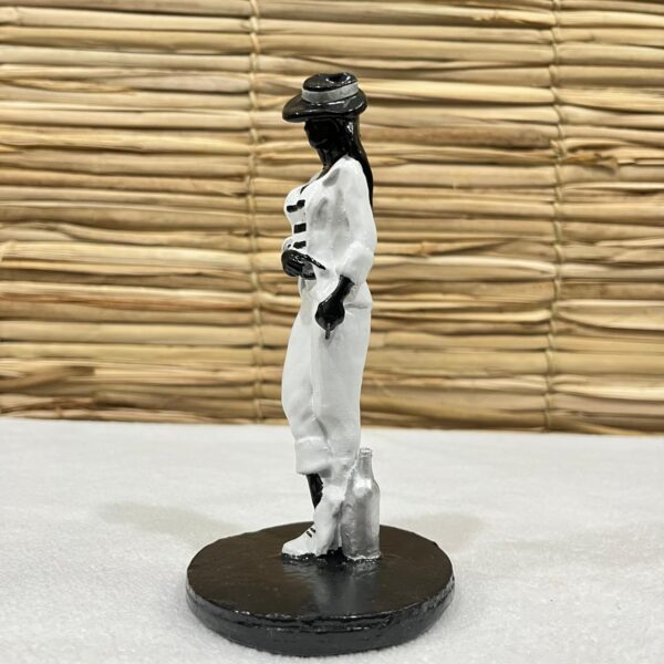 Maria Navalha em resina 15cm - Branco e Preto - Imagem 2