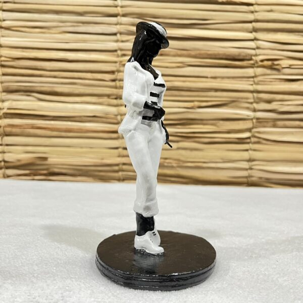 Maria Navalha em resina 15cm - Branco e Preto - Imagem 3
