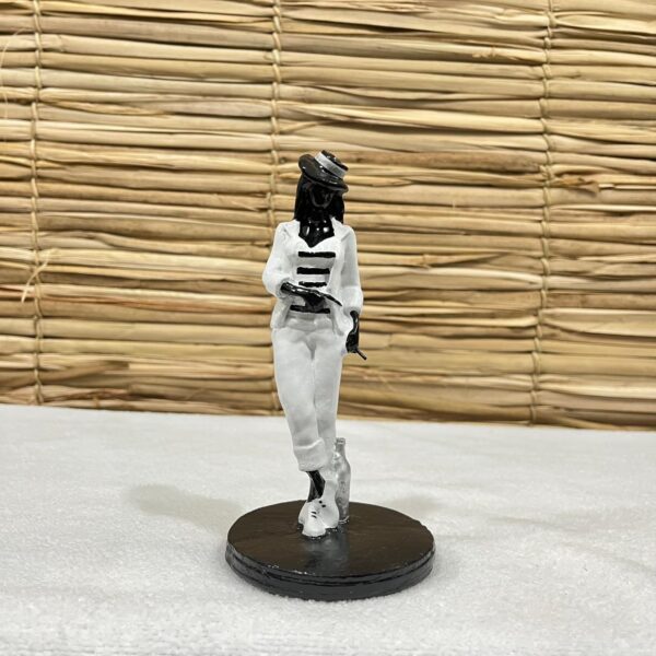 Maria Navalha em resina 15cm - Branco e Preto